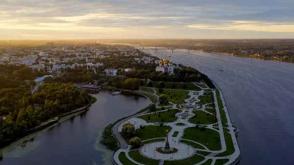 ロシアのヤロスラヴル ストレルカ Spit コトロスがヴォルガ川に注ぐ 日没時間 空中ビュー — ストック写真