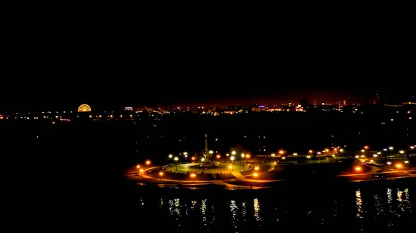 俄罗斯Yaroslavl 斯特雷卡 吐口水 科托罗塞尔流入伏尔加河 夜晚的城市灯光 空中景观 — 图库照片