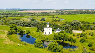 Rusya, Bogolyubovo. Kilisenin Nerl 'deki şefaat görüşü. Ortodoks Kilisesi ve Ortaçağ Rusya 'sının bir sembolü, Havadan Bakış  