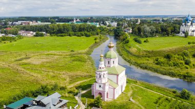Suzdal, Rusya. Uçuş. İvanova Tepesi 'ndeki Hz. Elijah Kilisesi ya da İlyas Kilisesi. Kamenka Nehri' nin kıvrımında Suzdal 'da bir tapınak.  