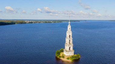 Kalyazin, Rusya. Kalyazin çan kulesi. Aziz Niklas Katedrali 'nin çan kulesi (su basmış çan kulesi olarak bilinir), Hava Görünümü  