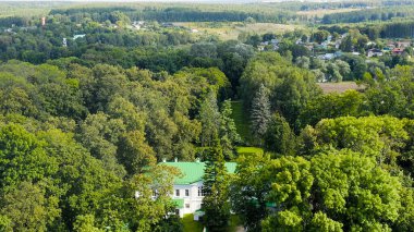 Yasnaya Polyana, Rusya. Lev Nikolaevich Tolstoy, Yasnaya Polyana 'da doğdu ve hayatının çoğunu Havadan Bakış' ta geçirdi.  