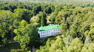 Yasnaya Polyana, Rusya. Lev Nikolaevich Tolstoy, Yasnaya Polyana 'da doğdu ve hayatının çoğunu Havadan Bakış' ta geçirdi.  
