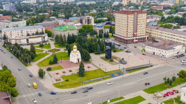 Ivanovo, Rusya - 12 Ağustos 2020: şehir merkezi üzerinde uçuş. Devrim karesi. 1905 Devrimi 'nin Savaşçıları Anıtı, Havadan Bakış  
