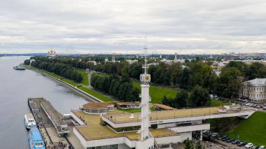 Rusya, Yaroslavl - 13 Ağustos 2020: Volga Nehri 'ndeki nehir istasyonu, Volzhskaya Kulesi, Hava Görüntüsü  