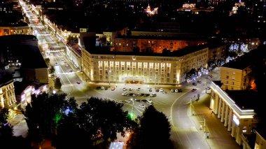 Voronezh, Rusya - 23 Ağustos 2020: Lenin Meydanı. Voronezh bölgesinin idari binası. Koltsovsky Meydanı. Şehir gece manzarası, hava manzarası.  