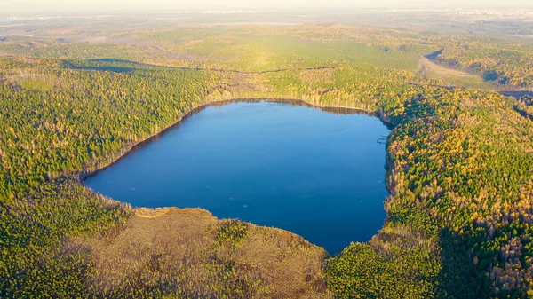 Ekaterimburgo Rusia Lago Peschanoye Sandy Rectangular Forma Rodeada Bosque Otoño —  Fotos de Stock