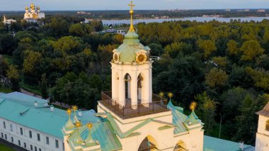 Yaroslavl, Rusya. Yaroslavl Spaso-Preobrazhensky Manastırı (Spaso-Yaroslavl Manastırı) antik bir erkek manastırı. Gün batımı, Hava Görünümü  
