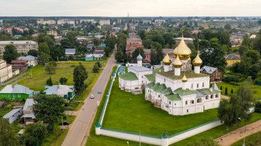 Uglich, Rusya. Diriliş Manastırı. Uglich 'teki Volga' nın kıyısındaki Erkek Manastırı, Hava Manastırı  