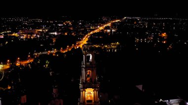Sergiev Posad, Rusya. Trinity-Sergius Lavra, Rus Ortodoks Kilisesi 'nin en büyük erkek manastırıdır. Sergiev Posad şehrinin merkezinde yer almaktadır. Geceleri, Hava Görüntüsü  