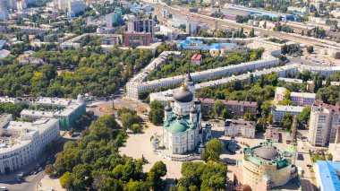 Voronezh, Rusya - 23 Ağustos 2020: Rusya Ortodoks Kilisesi, Voronezh Büyükşehir Kilisesi 'nin ana tapınağı, Havadan Bakış  