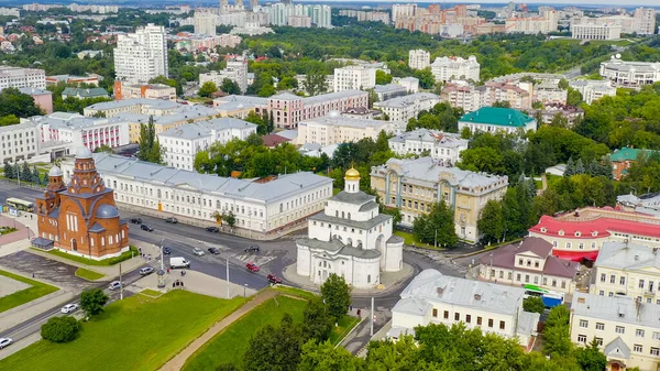 俄罗斯 弗拉基米尔 2020年8月11日 飞越城市上空 这个城市最吸引人的地方之一就是金门 空中景观 — 图库照片