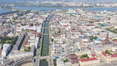 Kazan, Rusya. Kremlin ile Kazan şehrinin panoramik manzarası. Çeşmeli Bulak Nehri, Hava Manzaralı  