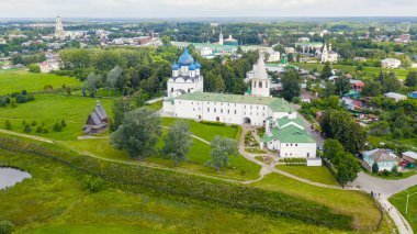 Suzdal, Rusya. Uçuş. Suzdal 'daki Theotokos' un Doğumu Katedrali. Suzdal Kremlin 'in bölgesindeki Ortodoks Kilisesi.  
