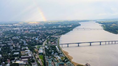 Kostroma, Rusya. Kostroma şehrinin tarihi merkezi üzerinde uçuş. Gökkuşağı ve Volga Nehri, Hava Görüntüsü  