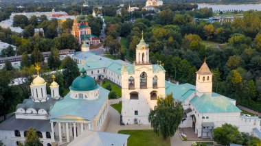 Yaroslavl, Rusya. Yaroslavl Spaso-Preobrazhensky Manastırı (Spaso-Yaroslavl Manastırı) antik bir erkek manastırı. Gün batımı, Hava Görünümü  