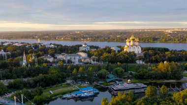 Yaroslavl, Rusya. Kutsal Bakire Meryem 'in Varsayımı Katedrali (Varsayım Katedrali). Gün batımı, Hava Görünümü  