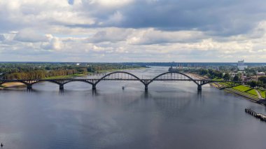Rybinsk, Rusya. Rybinsk Köprüsü. Volga Nehri üzerindeki köprü, Rybinsk şehrinde, Yaroslavl bölgesi, Havadan Görünüm  
