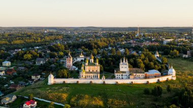 Pereslavl-Zalessky, Rusya. Dormition Goritsky Manastırı eski bir Ortodoks manastırıdır. Batan güneşin ışığında, Hava Manzarası  