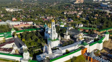 Sergiev Posad, Rusya. Trinity-Sergius Lavra, Rus Ortodoks Kilisesi 'nin en büyük erkek manastırıdır. Sergiev Posad şehrinin merkezinde yer almaktadır. Gün batımı ışığı, Hava Görünümü  
