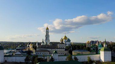 Sergiev Posad, Rusya. Trinity-Sergius Lavra, Rus Ortodoks Kilisesi 'nin en büyük erkek manastırıdır. Sergiev Posad şehrinin merkezinde yer almaktadır. Gün batımı ışığı, Hava Görünümü  