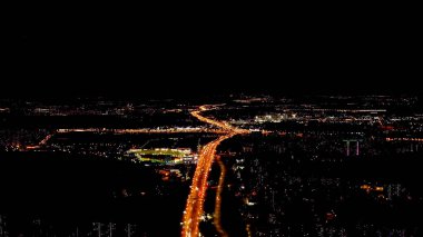 Moskova, Rusya. Şehrin gece hava görüntüsü, Profsouznaya Caddesi Moskova çevre yolu, hava manzarası ile kesişiyor.  