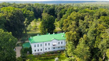 Yasnaya Polyana, Rusya. Lev Nikolaevich Tolstoy, Yasnaya Polyana 'da doğdu ve hayatının çoğunu Havadan Bakış' ta geçirdi.  