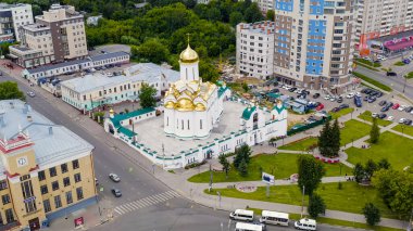 Ivanovo, Rusya - 12 Ağustos 2020: şehir merkezi üzerinde uçuş. Yaşam Veren Üçleme Tapınağı, Havadan Görünüm  