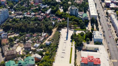 Voronezh, Rusya - 23 Ağustos 2020: Zafer Meydanı. Voronezh 'in Kurtarıcıları Anıtı, Hava Görüntüsü  