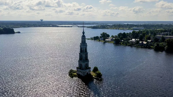 Kalyazin, Rusya. Kalyazin çan kulesi. Aziz Niklas Katedrali 'nin çan kulesi (su basmış çan kulesi olarak bilinir), Hava Görünümü  