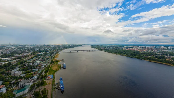 ロシアのホストロマだ ヴォルガ川堤防は 川を渡って橋 クルーズ船だ 空の虹 空中風景 — ストック写真