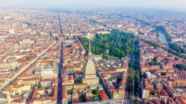 Torino, İtalya. Şehrin üzerinde uçuş. Köstebek Antonelliana. 121 metre yüksekliğinde kubbesi ve kulesi olan 19. yüzyıldan kalma bir bina.  