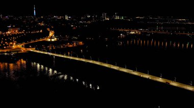 Nizhny Novgorod, Rusya. Oka nehri üzerindeki Kanavinsky köprüsünde gece hava görüntüsü.  