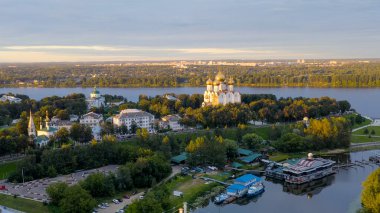 Yaroslavl, Rusya. Kutsal Bakire Meryem 'in Varsayımı Katedrali (Varsayım Katedrali). Gün batımı, Hava Görünümü  