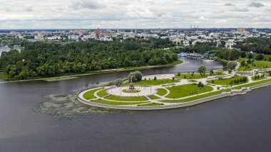 Yaroslavl, Rusya. Strelka (tükürük), Kotorosl Volga Nehri 'ne akar ve efsaneye göre Bilge Prens Yaroslav, Yaroslavl' ı kurar.  