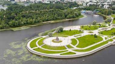 Yaroslavl, Rusya. Strelka (tükürük), Kotorosl Volga Nehri 'ne akar ve efsaneye göre Bilge Prens Yaroslav, Yaroslavl' ı kurar.  