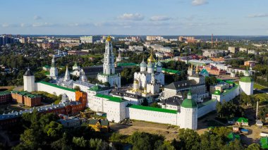 Sergiev Posad, Rusya. Trinity-Sergius Lavra, Rus Ortodoks Kilisesi 'nin en büyük erkek manastırıdır. Sergiev Posad şehrinin merkezinde yer almaktadır. Gün batımı ışığı, Hava Görünümü  