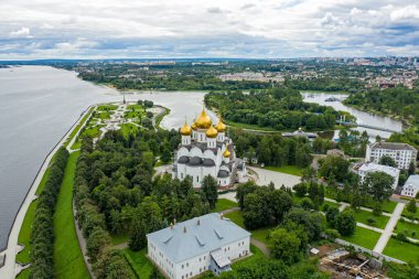 Yaroslavl, Rusya. Tükürüğün üzerine park et. Kutsal Bakire Meryem 'in Varsayımı Katedrali (Varsayım Katedrali). Kotorosl, Volga Nehri 'ne akar. Hava bulutlu. Hava görünümü