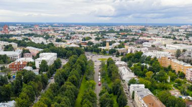 Rusya, Yaroslavl - 13 Ağustos 2020: Kızıl İniş, Volga Nehri Embankment, Havadan Görünüm  