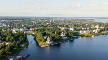 Uglich, Rusya - 16 Ağustos 2020: Havadan Uglich şehri, Uglich Kremlin, şehrin ana ilgi odağı. Sabahın erken saatlerinde, Hava Görüntüsü  