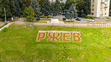 Rzhev, Rusya - 20 Ağustos 2020: Volga Nehri 'nin dolumu. Çiçek yazıtları - RZHEV, Hava Görünümü  