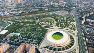 Krasnodar, Rusya - 26 Ağustos 2020: Krasnodar - Krasnodar şehrindeki bir futbol stadyumu. Halk Parkı Krasnodar (Galitsky Parkı). Gün batımı, Hava Görünümü  