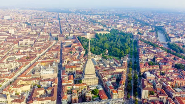 Torino, İtalya. Şehrin üzerinde uçuş. Köstebek Antonelliana. 121 metre yüksekliğinde kubbesi ve kulesi olan 19. yüzyıldan kalma bir bina.  