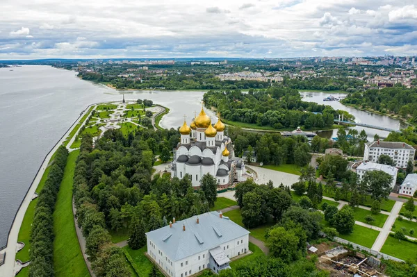 Yaroslavl, Rusya. Tükürüğün üzerine park et. Kutsal Bakire Meryem 'in Varsayımı Katedrali (Varsayım Katedrali). Kotorosl, Volga Nehri 'ne akar. Hava bulutlu. Hava görünümü