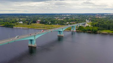 Rusya, Yaroslavl - 13 Ağustos 2020: Volga nehri üzerinde, Aerial View köprüsü  