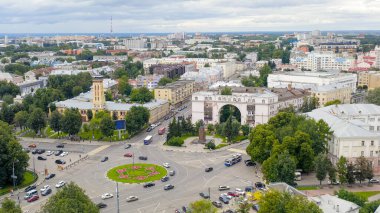 Rusya, Yaroslavl - 13 Ağustos 2020: Yaroslavl Kızıl Meydanı 'nda Lenin Anıtı  