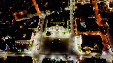 Voronezh, Rusya - 23 Ağustos 2020: Lenin Meydanı. Voronezh bölgesinin inşası. Şehir gece manzarası, hava manzarası.  