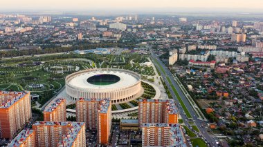 Krasnodar, Rusya - 26 Ağustos 2020: Krasnodar - Krasnodar şehrindeki bir futbol stadyumu. Halk Parkı Krasnodar (Galitsky Parkı). Gün batımı, Hava Görünümü  