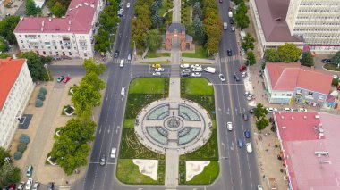 Krasnodar, Rusya - 27 Ağustos 2020: Alexandrovsky Bulvarı. Kutsal Büyük Şehit Catherine 'in fıskiyeli anıtı. Zafer Kemeri. Hava görüntüsü, Hava Görüntüsü  