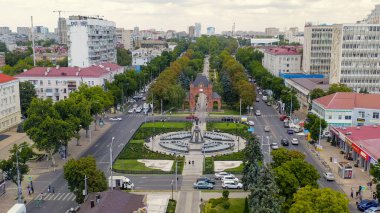 Krasnodar, Rusya - 27 Ağustos 2020: Alexandrovsky Bulvarı. Kutsal Büyük Şehit Catherine 'in fıskiyeli anıtı. Zafer Kemeri. Hava görüntüsü, Hava Görüntüsü  